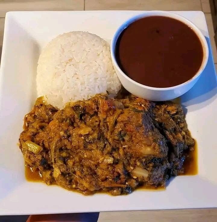 Lalo, riz blanc et sauce pois