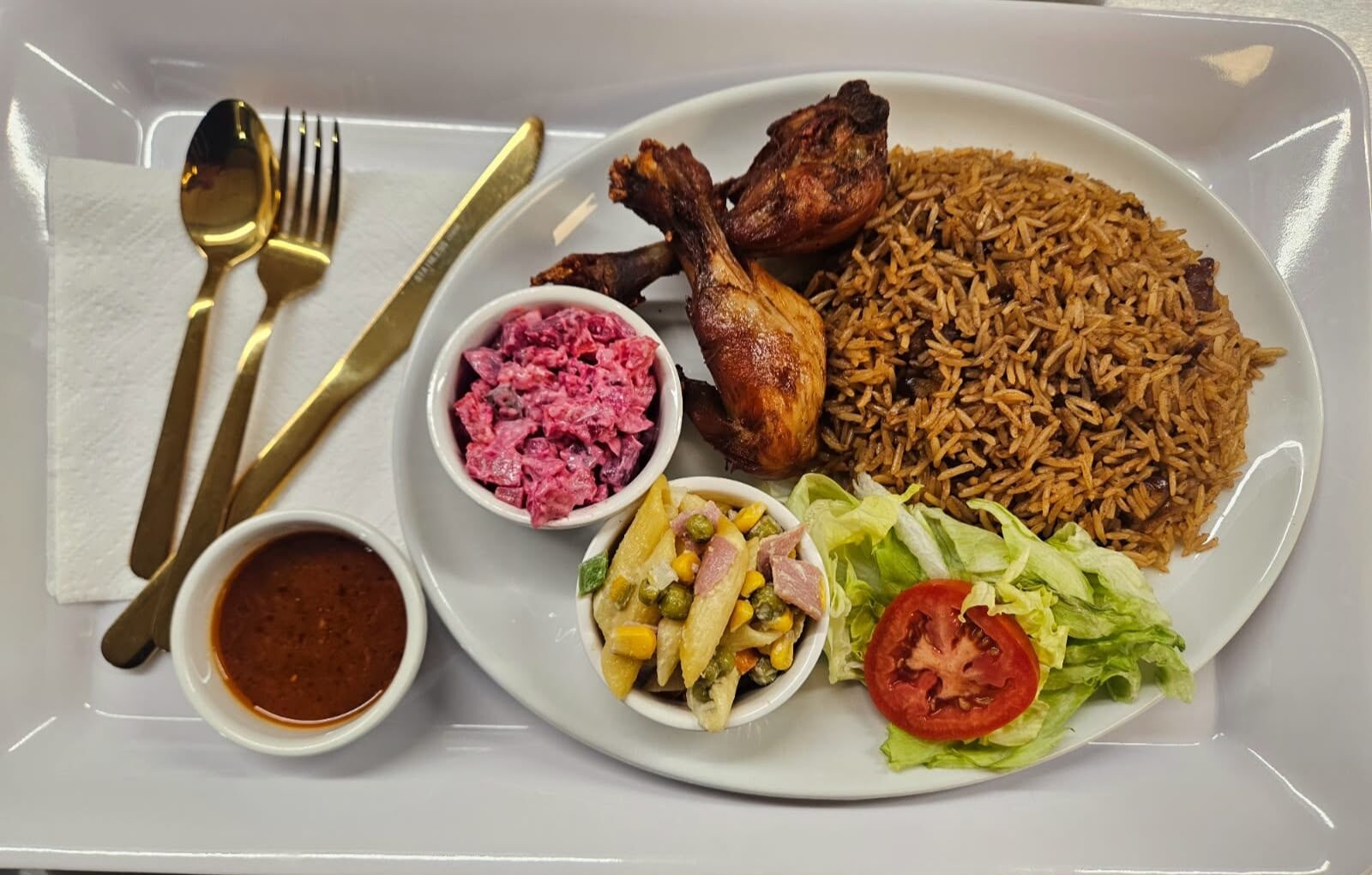 Poulet créole, riz collé et salade